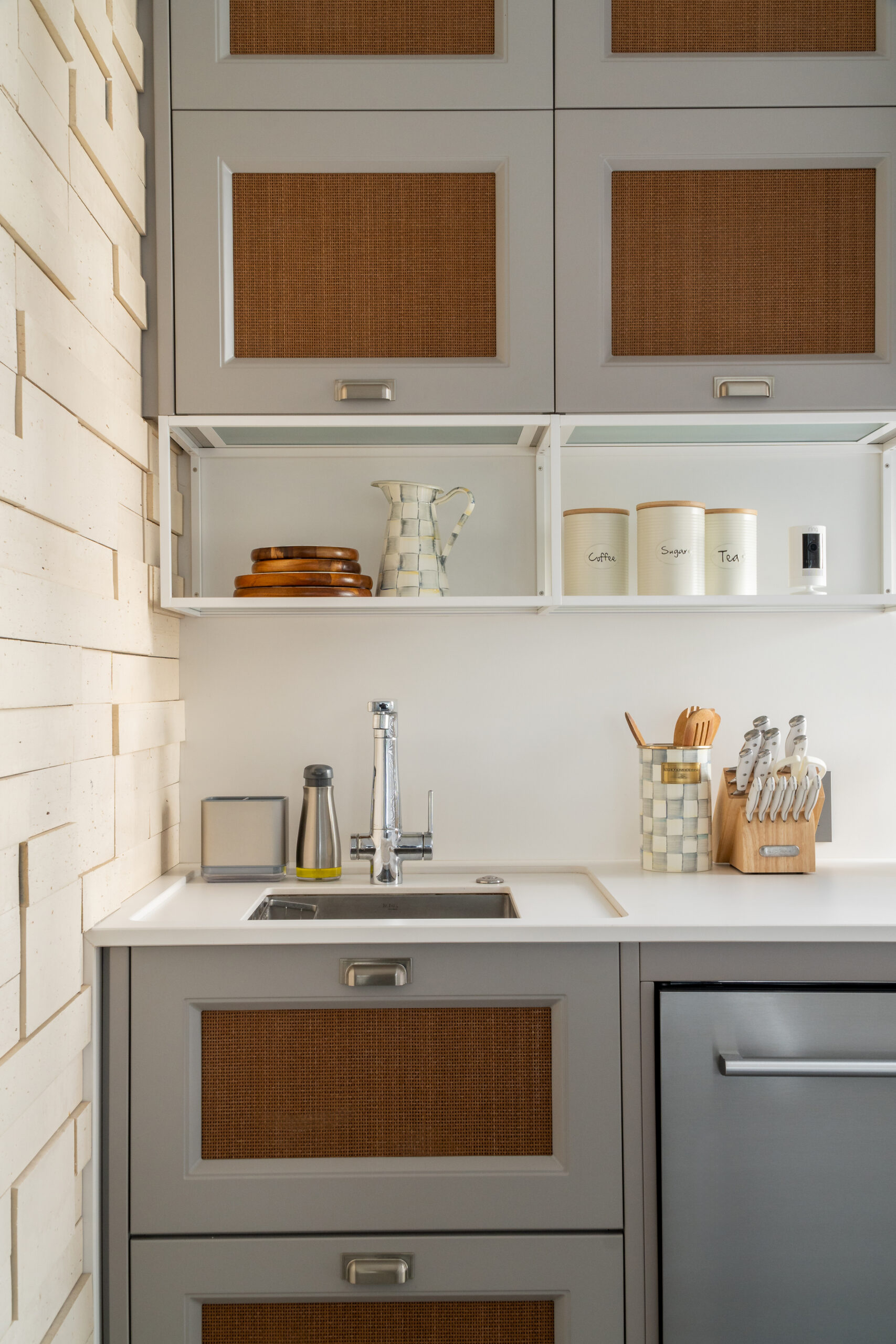 EFB97F1B-88C3-4FB9-AD52-8B9179E8D0BA